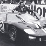 Bruce Mclaren im Ford auf der Siegerstraße in Le Mans 1966 mit Co. Chris Amon als „Trittbrettfahrer“