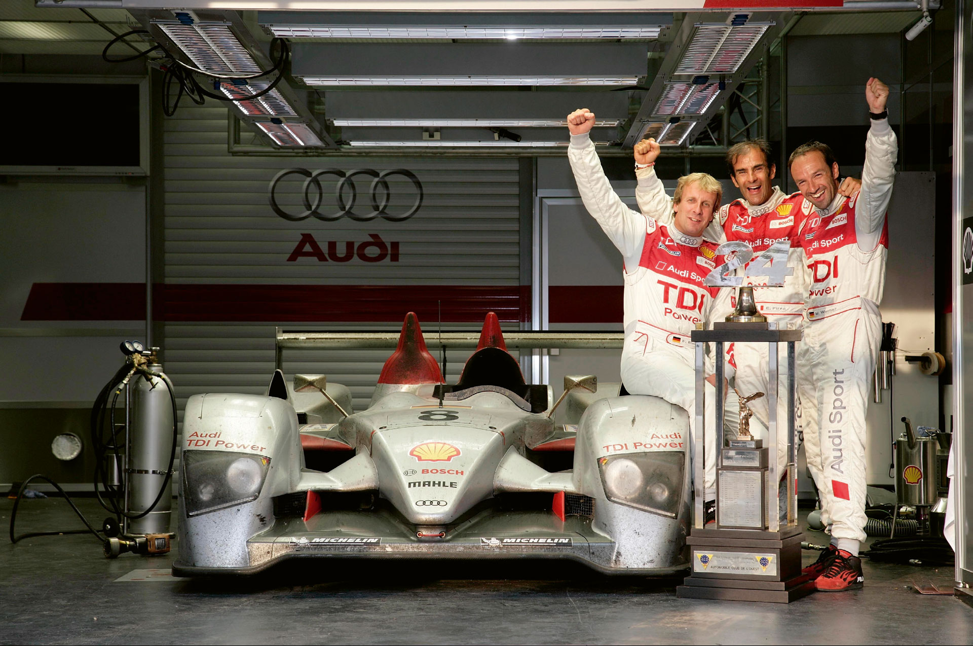 marco-werner-40-jahre-motorsport-curbs-historischer-motorsport-magazin-Audi-TDI-Sieg-zusammen-mit-Frank-Biela-und-Emanuele-Pirro-2006-in-Le-Mans