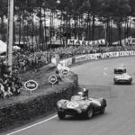 curbs-historischer-motorsport-magazin-jaguar-d-type-Stirling-Moss-(Nr.-12)-bei-den-24h-Le-Mans-1954---schon-278-km-h-auf-der-Hunaudières-Geraden