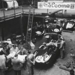 curbs-historischer-motorsport-magazin-jaguar-d-type-Team-Jaguar-in-der-Garage-bei-Le-Mans-1954...